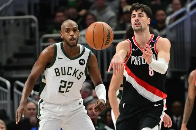 שחקן פורטלנד טריילבלייזרס דני אבדיה מול שחקן מילווקי באקס כריס מידלטון