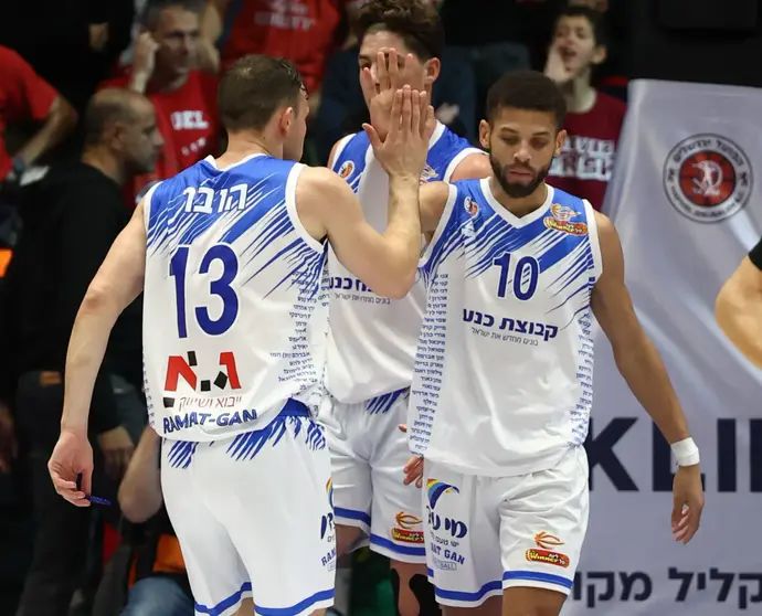 רועי הובר חוגג עם קנדל מקולום, מכבי רמת גן