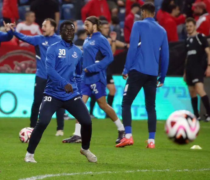 ז'וסלן טאבי שחקן הפועל פתח תקוה בחימום