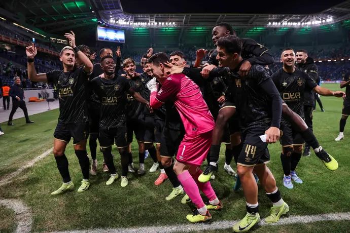 שחקני בית"ר ירושלים חוגגים עם השוער רז כרמי