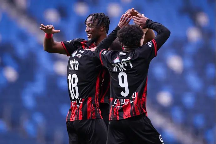 פרנן מאיימבו ושחקני הפועל חיפה חוגגים