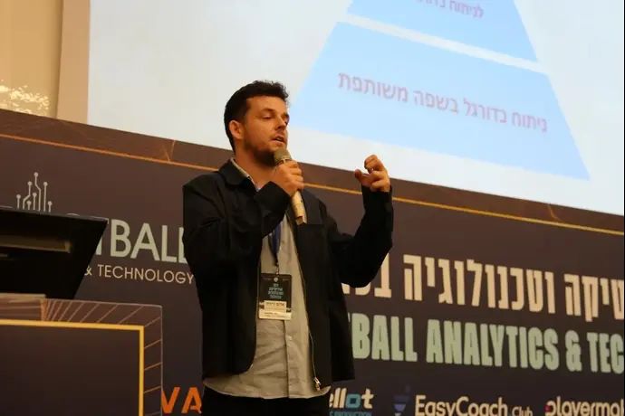 אדם דויד יוזם הכנס בנושא טכנולוגיה ואנליטיקה בכדורגל