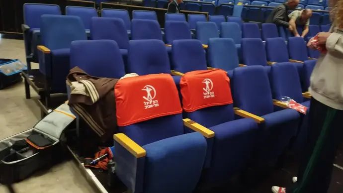 היכל מנורה לפני משחק הבית הראשון של הפועל תל אביב