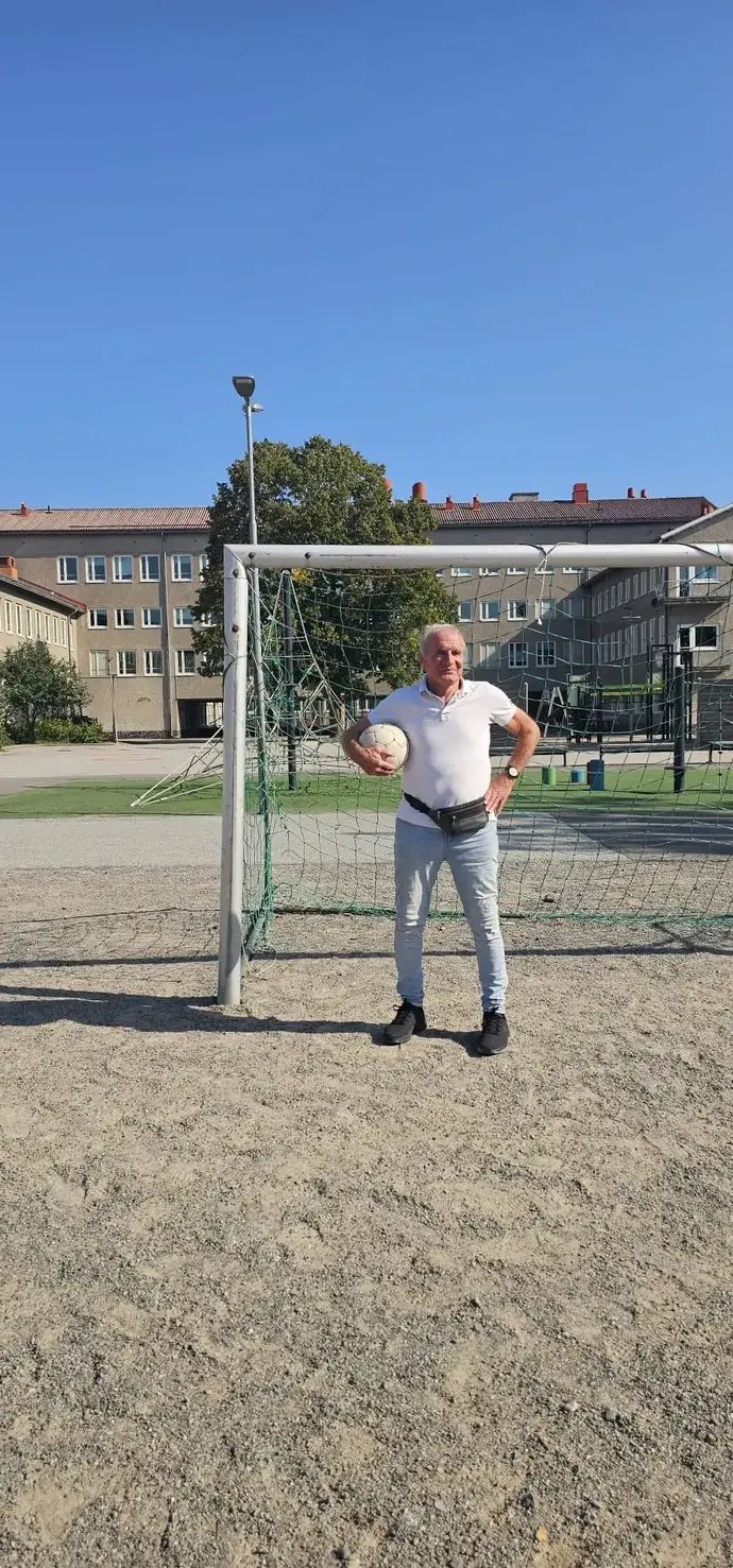 "בחצר בית הספר הזה בעיירה אקנס שבפינלנד, התחלתי בגיל 7 , את המסע שלי בכדורגל. התמונה מספטמבר האחרון בטיול שורשים עם הילדים שלי". אבה גינדין