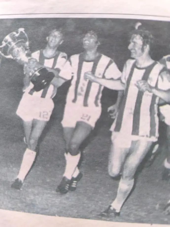 אבה גינדין (מימין) והגביע של 1974