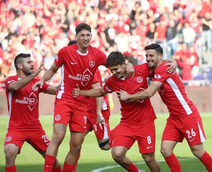 שחקני הפועל תל אביב חוגגים עם רן בנימין
