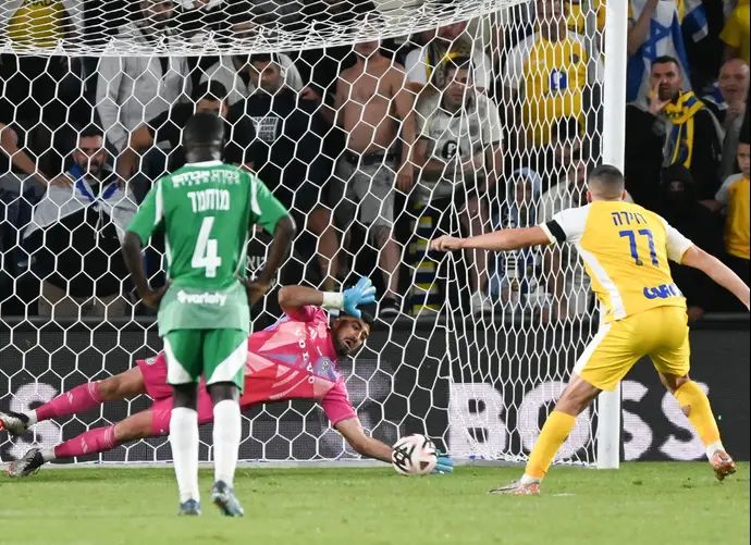 שוער מכבי חיפה, שריף כיוף, עוצר פנדל של שחקן מכבי תל אביב אושר דוידה