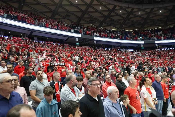 אוהדי הפועל תל אביב באולם מנורה מבטחים