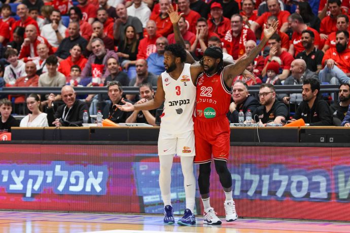 שחקן הפועל ירושלים קאדין קרינגטון מול שחקן הפועל תל אביב פטריק בוורלי