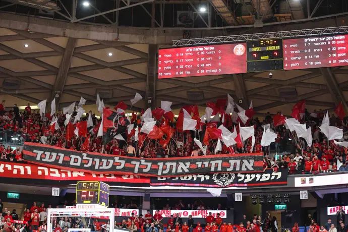 אוהדי הפועל תל אביב באולם מנורה מבטחים