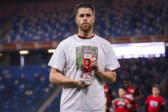 שחקן הפועל חיפה גיא מלמד עם פרס המצטיין של חודש דצמבר בליגת העל