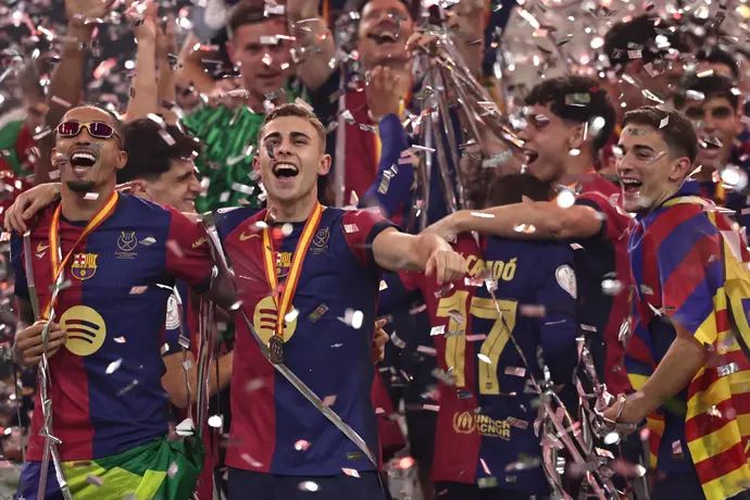 שחקני ברצלונה מניפים את גביע הסופר קופה