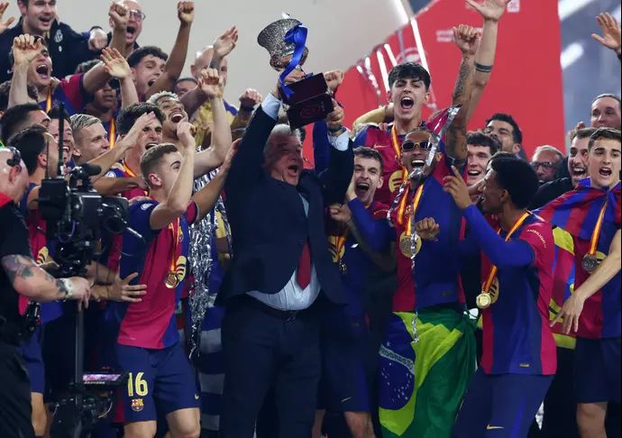נשיא ברצלונה ז'ואן לאפורטה מניף את הגביע אחרי הניצחון בגמר סופר קופה