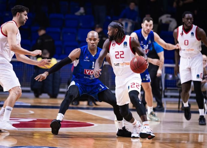 שחקן הפועל תל אביב פטריק בוורלי לפני שחקן בודוצ'נוסט ראשיד סוליימון