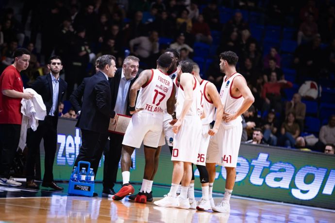 שחקני הפועל תל אביב עם המאמן דימיטריס איטודיס ועוזרו סטפנוס דדאס