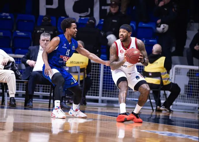 שחקן הפועל תל אביב מרכוס פוסטר מול שחקן בודוצ'נוסט יוגי פרל