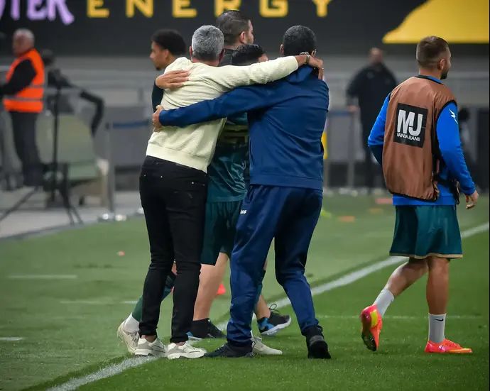 מאמן בני ריינה שרון מימר חוגג עם הצוות שלו