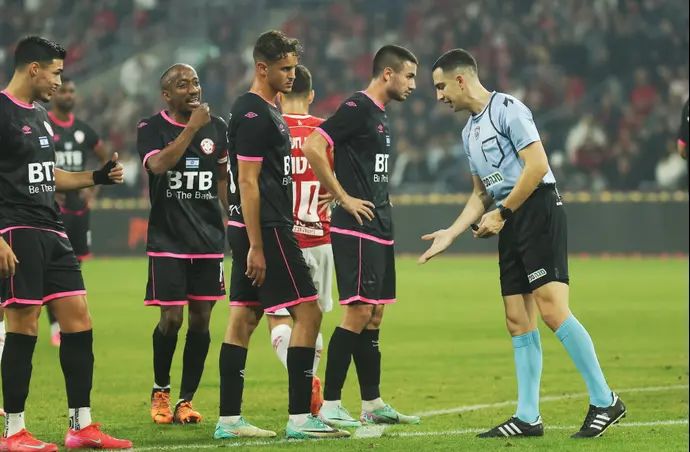 השופט גל לוי עם שחקני הפועל חדרה