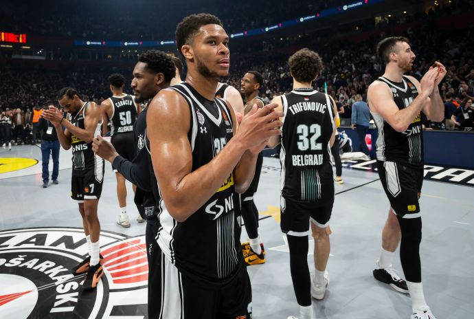 פי ג'יי דוז'ייר במדי פרטיזן בלגרד