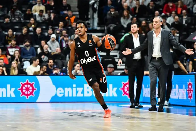 טי ג'יי שורטס, פריז בסקטבול. ברקע מאמן מכבי תל אביב עודד קטש