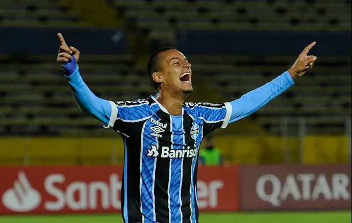 ריקרדיניו חוגג במדי גרמיו