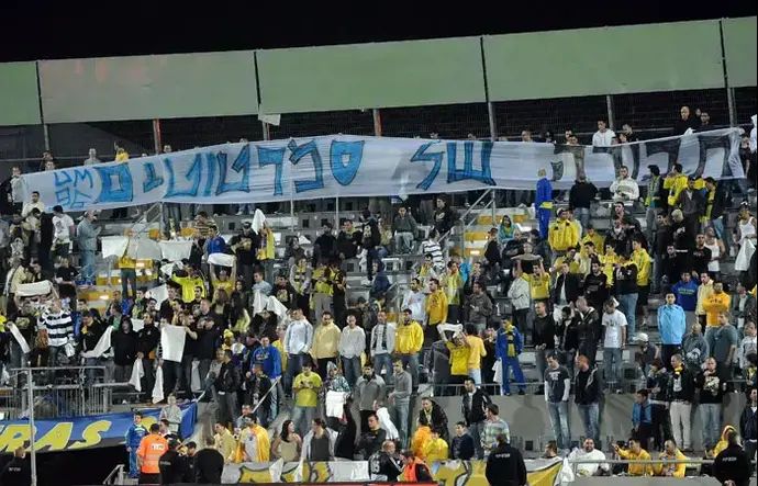 אוהדי מכבי תל אביב מניפים שלט לעבר השחקנים: "חבורה של סמרטוטים"