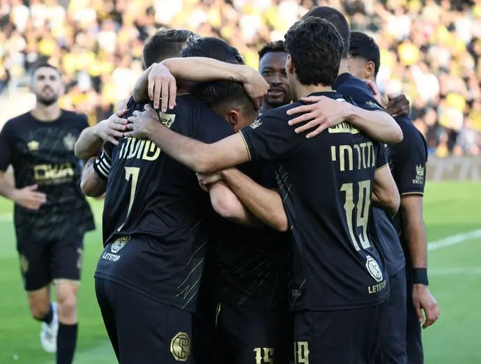 שחקני בית"ר ירושלים חוגגים