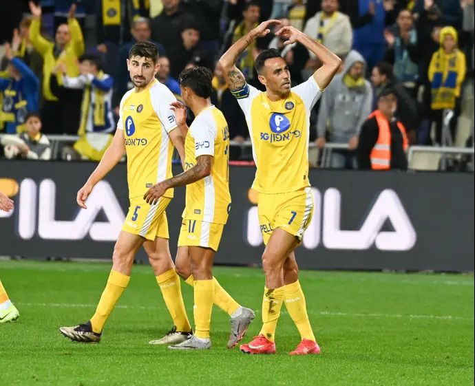 ערן זהבי שחקן מכבי תל אביב חוגג שער