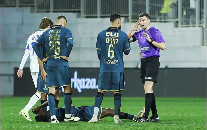 השופט אביב קליין עם שחקני מכבי בני ריינה