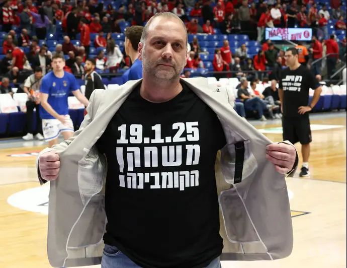 חן שניידרמן יו"ר מכבי רמת גן עם חולצת מחאה