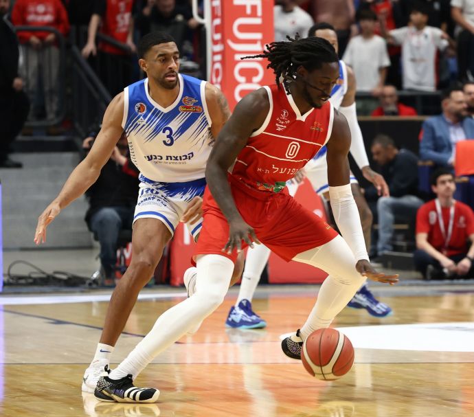שחקן הפועל תל אביב ג'ונתן מוטלי מול שחקן מכבי רמת גן אמין סטיבנס