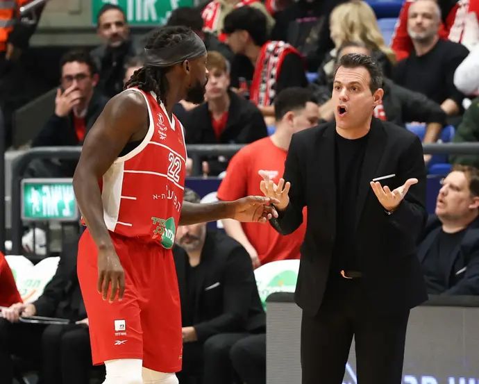 מאמן הפועל תל אביב דימיטריס איטודיס לצד פטריק בוורלי