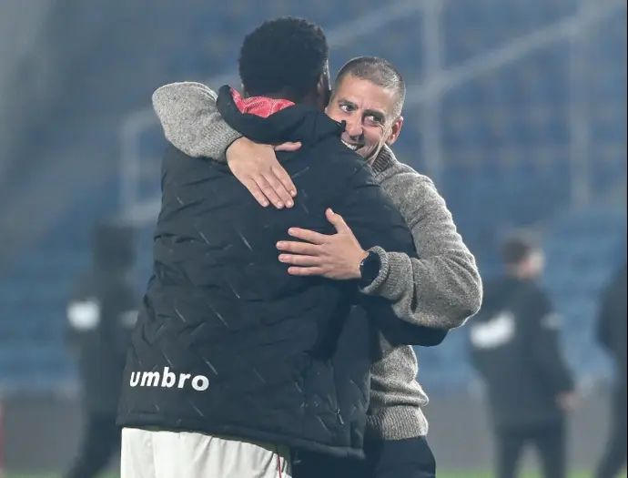 רן קוז'וך מאמן הפועל באר שבע לצד לוקאס ונטורה