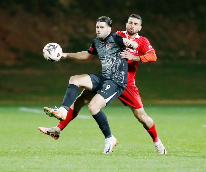 מילאן מקאריץ' שחקן הפועל תל אביב לפני טארק בושנאק שחקן הפועל רעננה