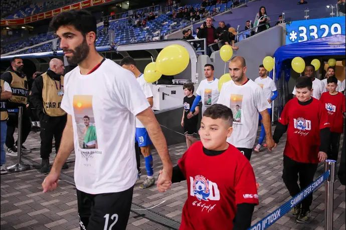 שחקני הפועל חיפה ומ.ס. אשדוד לובשים חולצות לזכרו של סמ"ר יהב הדר ז"ל