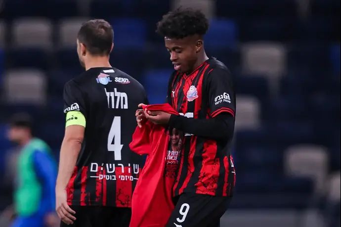 טיימוקו דיארה, הפועל חיפה חוגג עם חולצה של רומי גונן אחרי ששוחררה משבי חמאס