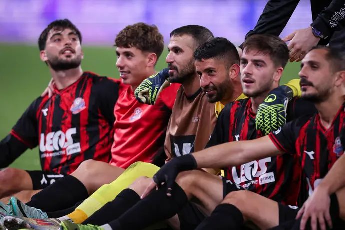 יואב ג'רפי חוגג עם אוראל דגני ושחקני הפועל חיפה