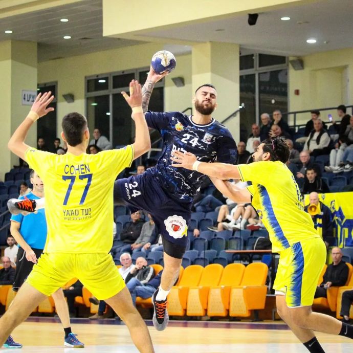 לידור פסו שחקן מ.כ. חולון מעל עומרי קושמרו, אורי כהן שחקני מכבי ראשון לציון