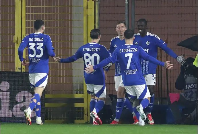 שחקני קומו חוגגים עם אסאן דיאו