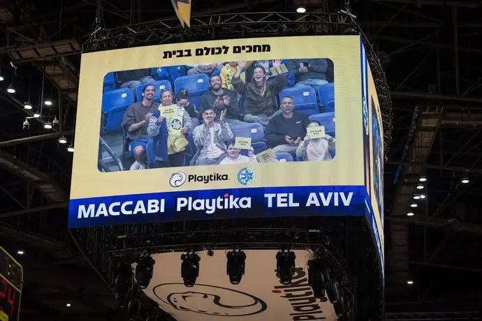 פלייטיקה מביעה תמיכה בחטופים במשחק של מכבי תל אביב
