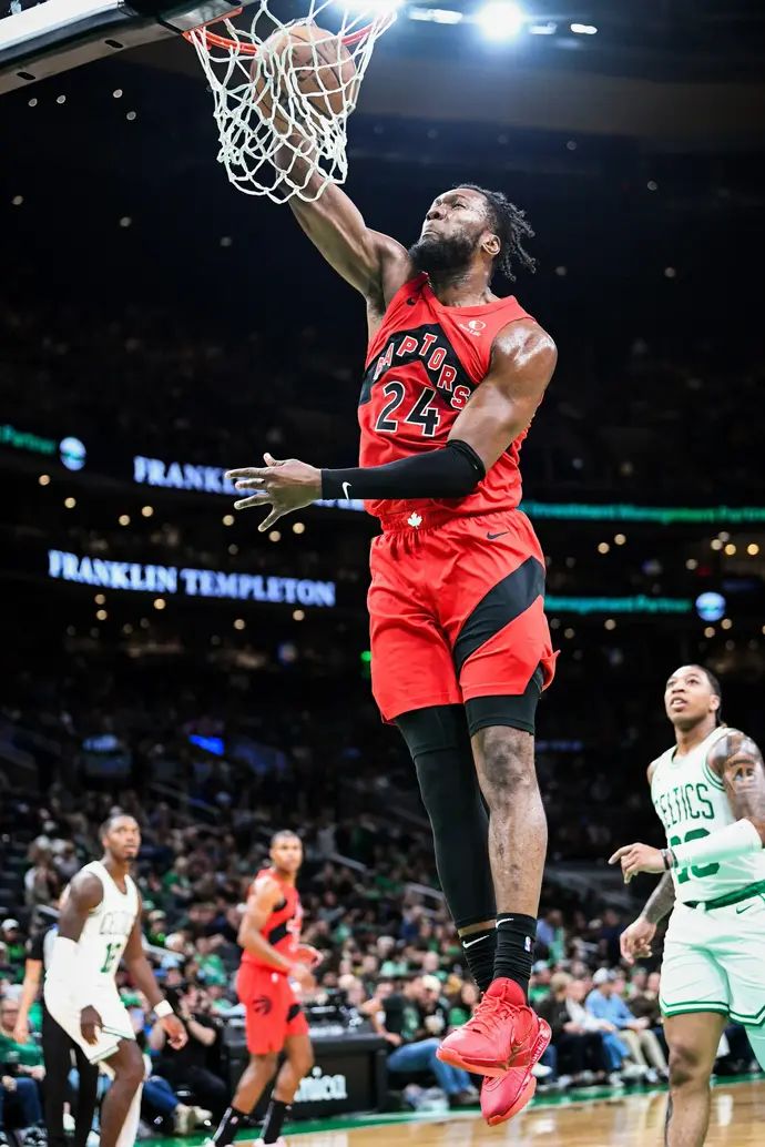 שחקן הפנים האמריקאי ברונו פרננדו במדי טורונטו