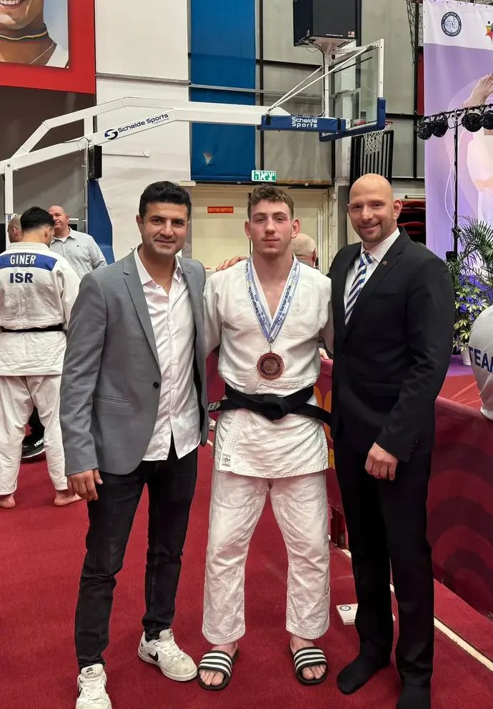 טום בולוצ'ניק עם המאמנים ארתור קטייב וארז נבו