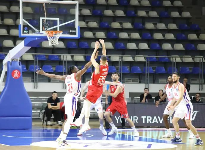 שחקן הפועל תל אביב ים מדר זורק נגד בחצ'שהיר