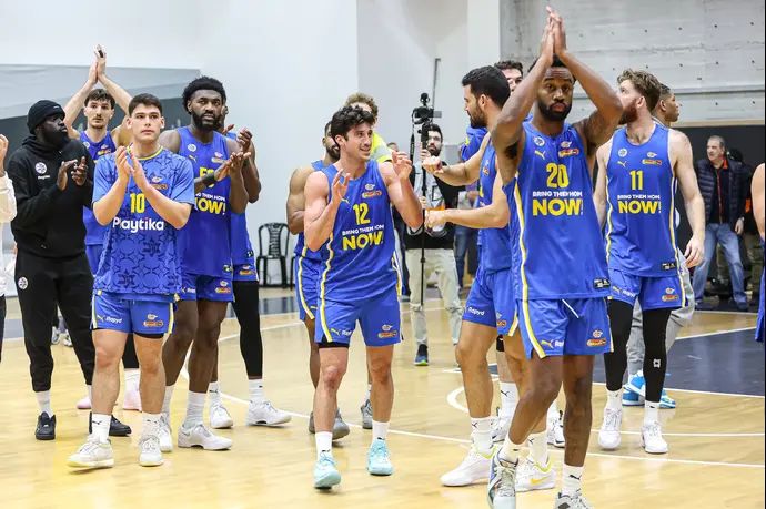 ג'ון דיברתולומאו עם שחקני מכבי תל אביב