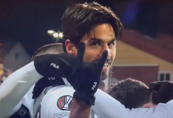 דור פרץ שחקן מכבי תל אביב במחווה לשורדת השבי אמילי דמארי