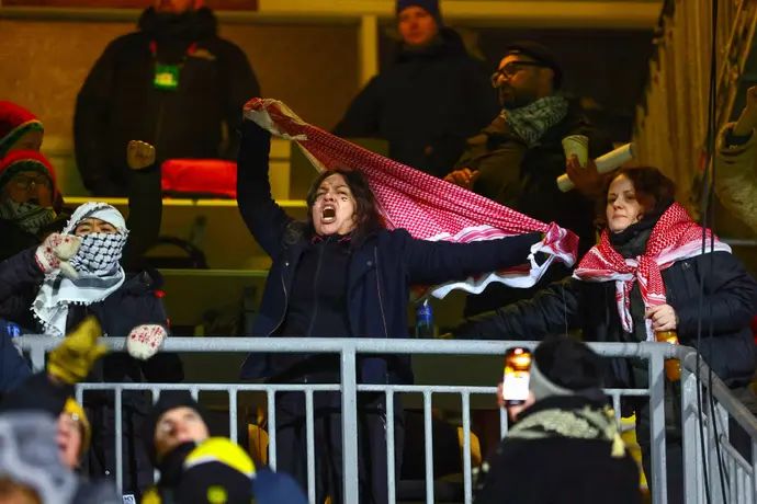 מפגינות פרו פלסטיניות ביציעים במשחק בין בודה גלימט למכבי תל אביב