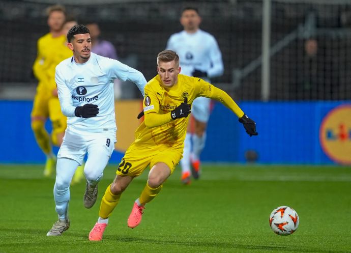 דור תורג'מן שחקן מכבי תל אביב לצד פרדריק סיובולד שחקן בודה גלימט