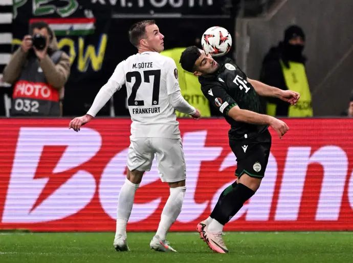 מוחמד אבו פאני שחקן פרנצווארוש לפני מריו גצה שחקן איינטרכט פרנקפורט