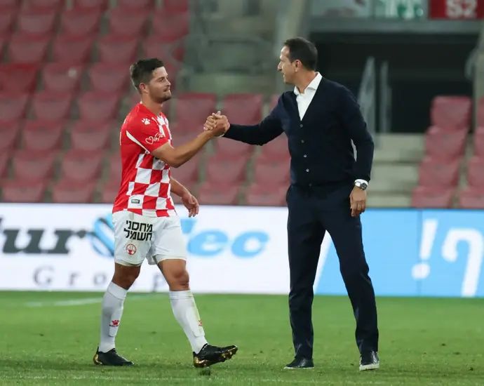 דוד קלטינס שחקן הפועל באר שבע עם רוני לוי