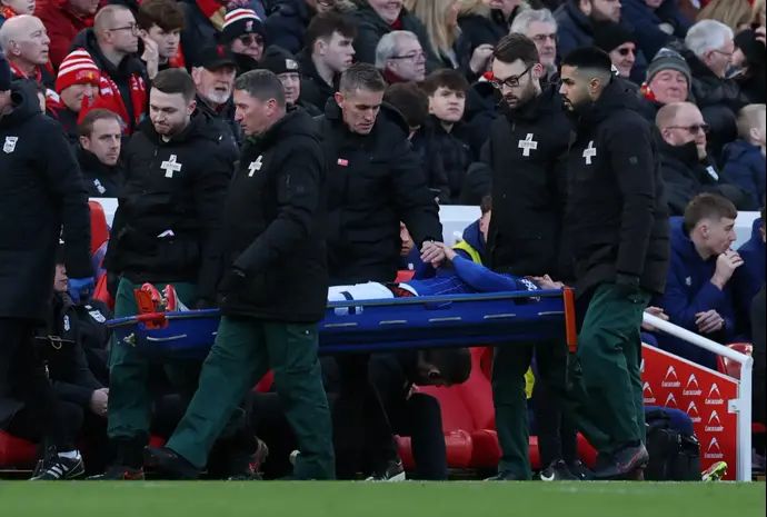 שחקן איפסוויץ' ווס ברנס מפונה על אלונקה